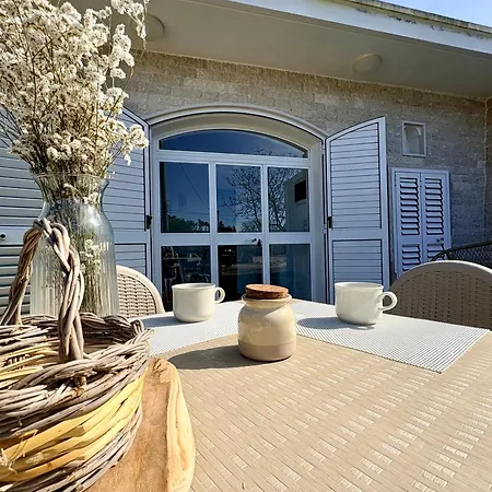 Linetta Villa *